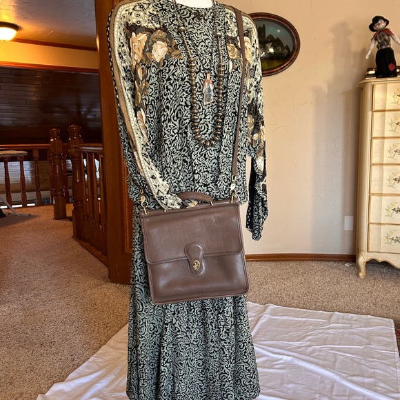 Vintage 90s Carole Little Black and Cream swing dress, cinched hip Size 12 - Picture 3 of 15